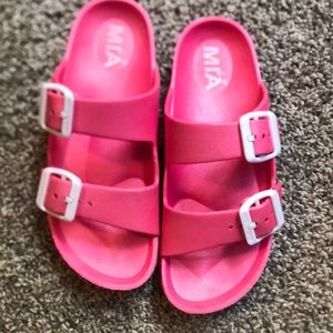 Mia Raphaella youth size 32 / 1 hot pink slip on sandal